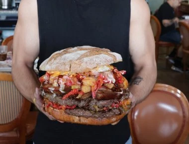 Απίστευτο και λαχταριστό! Έφτιαξαν μπέργκερ που ζυγίζει 6 κιλά!